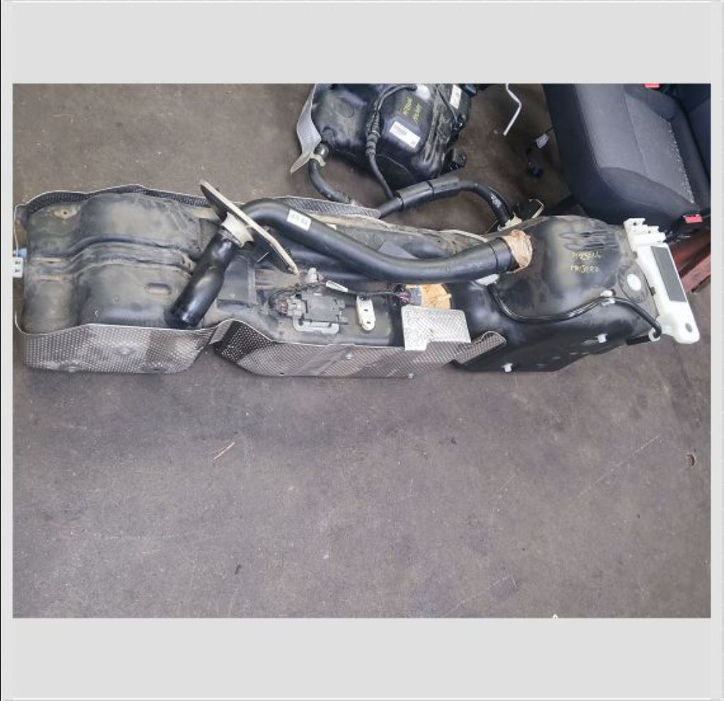 piece_RENAULT MASTER 4 RESERVOIR CARBURANT 172037373R