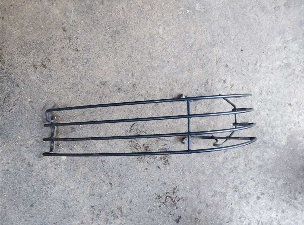 piece_RENAULT KERAX380 GRILLE PHARE