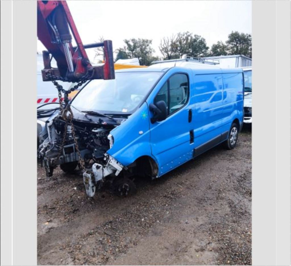 piece_RENAULT TRAFIC II FOURGON LEVE VITRE DROIT 7700311821