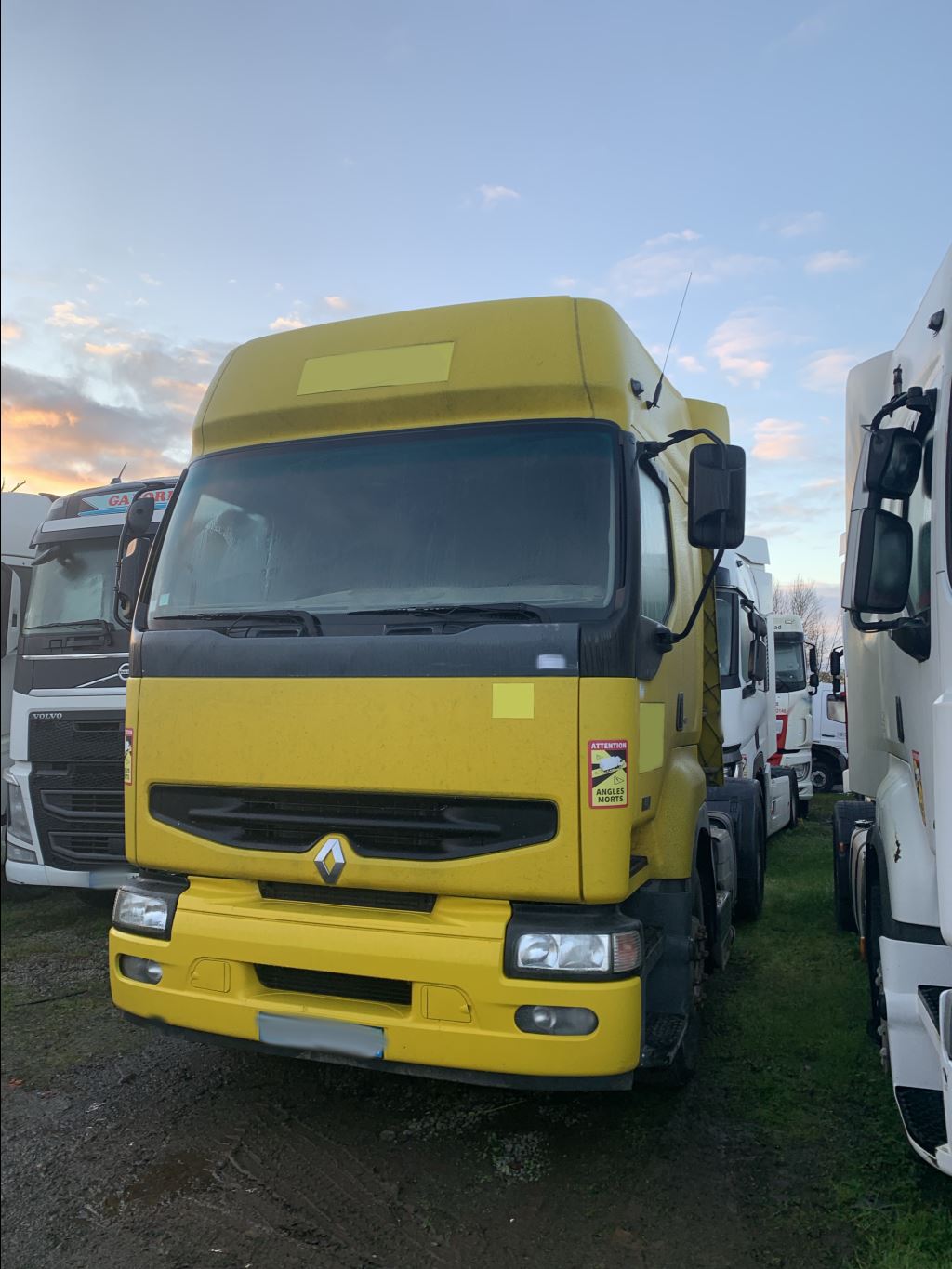 piece_RENAULT 385.19T  PARE CHOC AVANT 5010225819 AVEC ANTIBROUILLARD