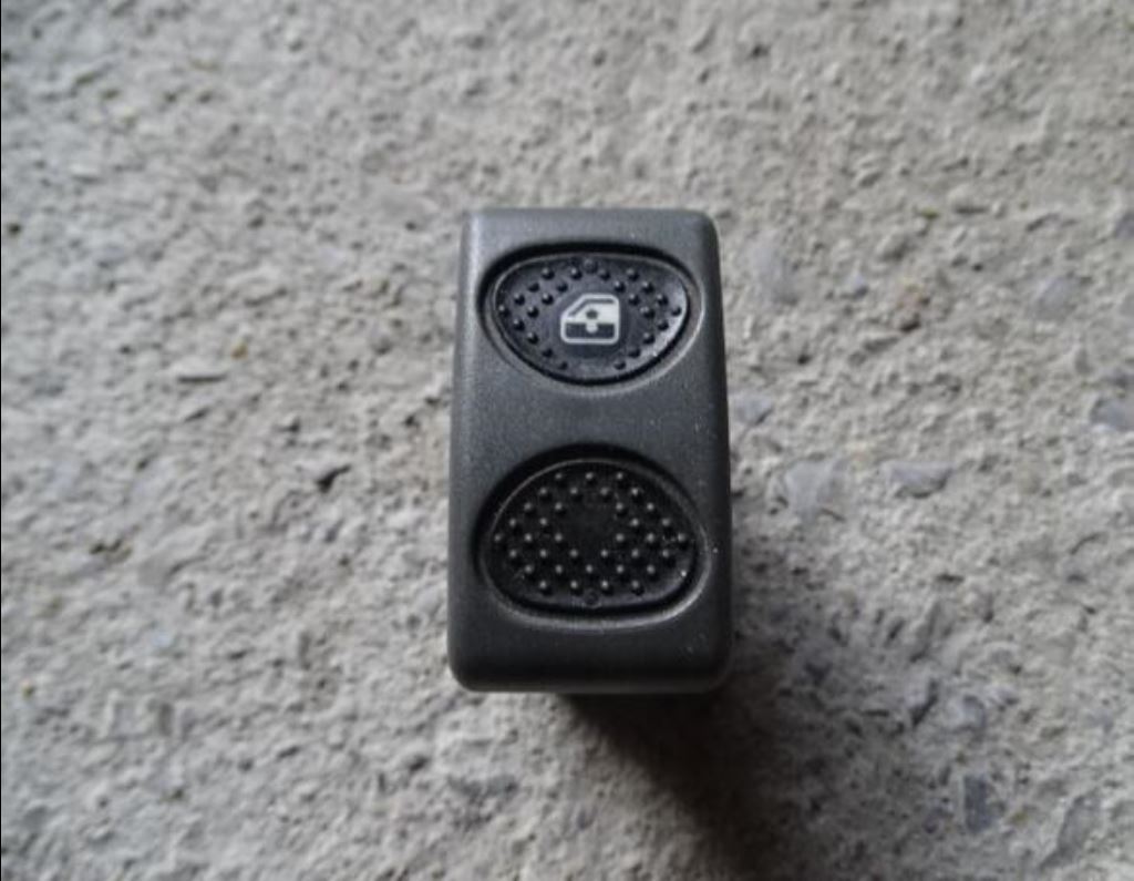 piece_IVECO 80E18 BLOC COMMANDE LEVE VITRE - RETROVISEUR DROIT