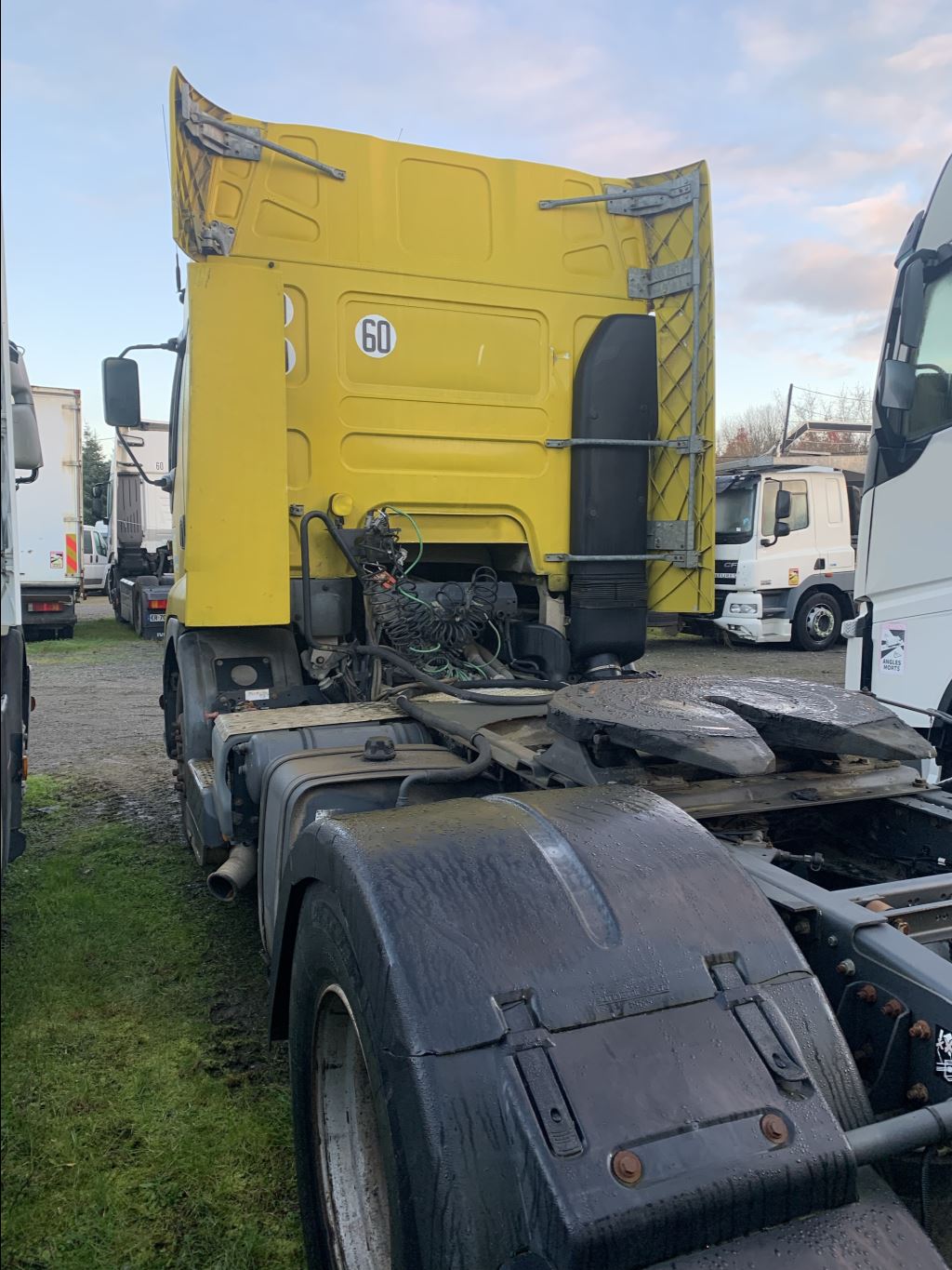 piece_RENAULT 385.19T  POUTRE ESSIEU AVANT 5010216581