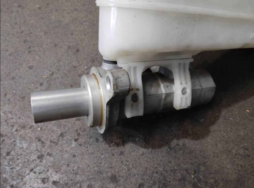 piece_PEUGEOT BOXER  MAITRE CYLINDRE DE FREIN 4601T8